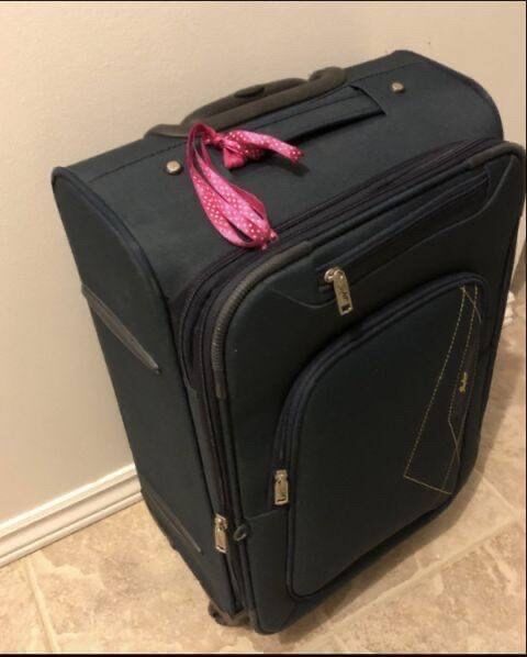 Baggage Handler Reveals: Why Tying a Ribbon on Your Luggage Could Be a Big Mistake