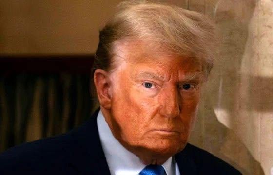 Late-Night Sighting: Trump Spotted With Mysterious Item – story
